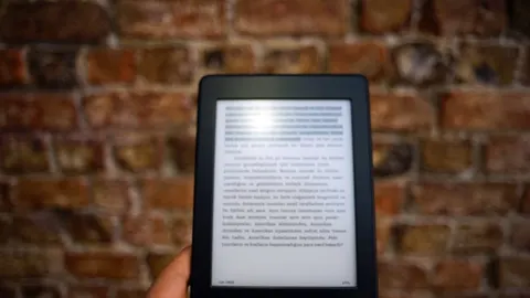 Amazon จ่อเปิดตัว Kindle รุ่นเริ่มต้นโฉมใหม่ หลุดภาพดีไซน์ปรับปุ่มพาวเวอร์