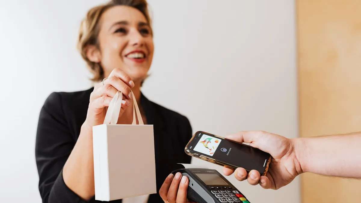 Apple ยกเครื่องหน้าชำระเงิน Apple Pay บน iOS 27 สลับบัตรง่ายขึ้นผ่านแอปและเว็บ