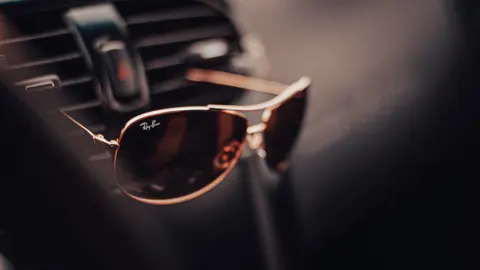 มาร์ก ซัคเคอร์เบิร์ก ชูแว่น Ray-Ban Meta มีไฟเตือนการถ่ายภาพชัดเจนกว่าสมาร์ตโฟน