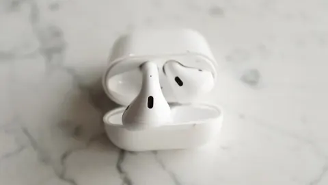 9to5Mac เสนอ Apple เพิ่มฟีเจอร์แจ้งเตือน AirPods ชาร์จไม่ติดในเคส