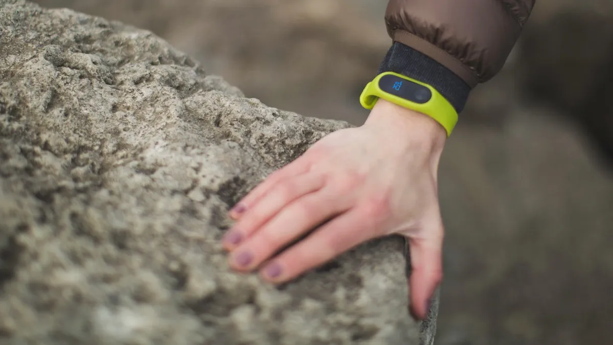 หลุด Fitbit Edge แทร็กเกอร์รุ่นใหม่จาก Google ชูฟีเจอร์แจ้งเตือน แบตอึด 7 วัน